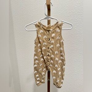 Siix Tan Sleeveless Baby Romper with White Rainbow Pattern organic cotton 0-3